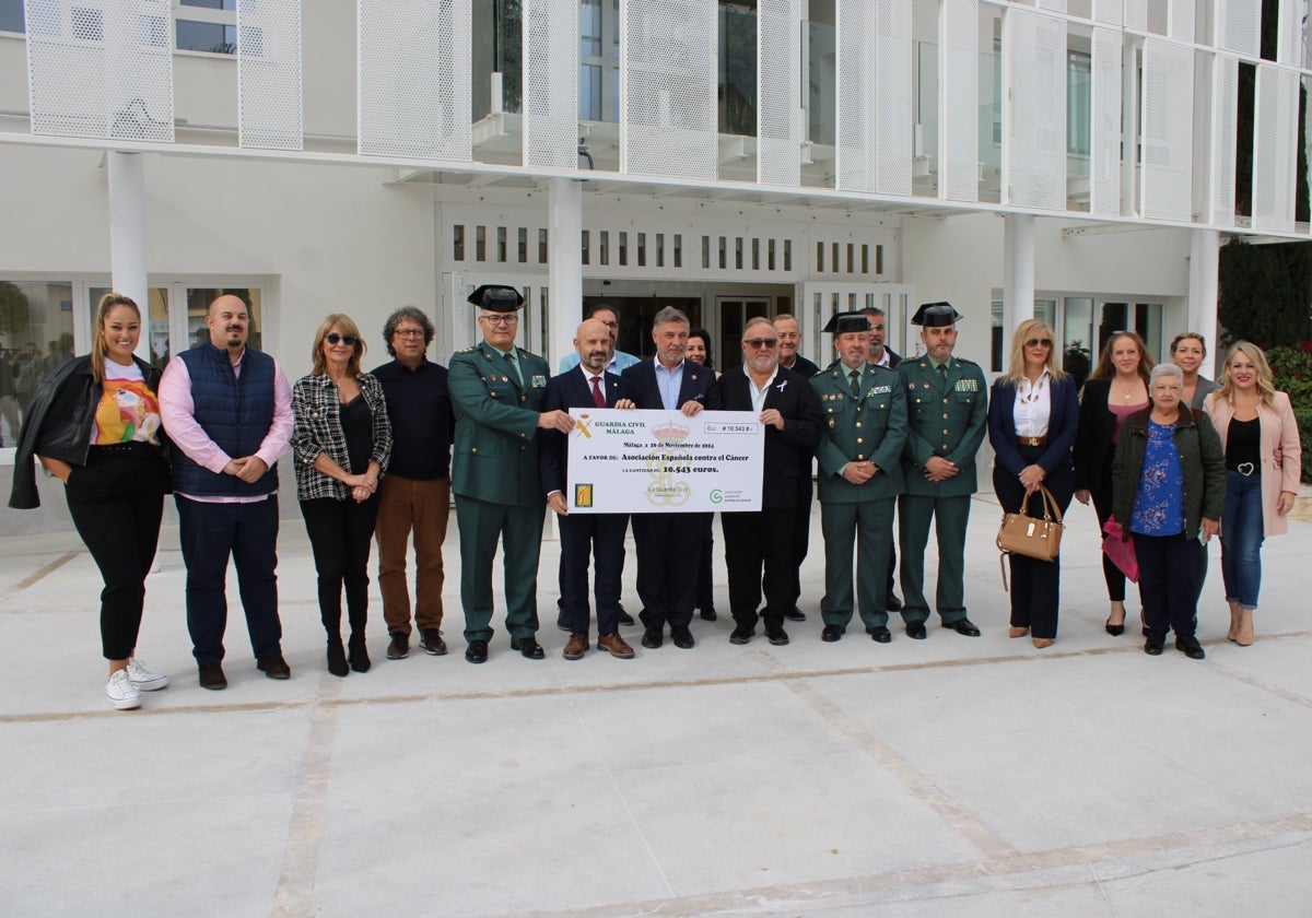 Entrega del cheque con los fondos recaudados por la Guardia Civil durante la celebración de la patrona.