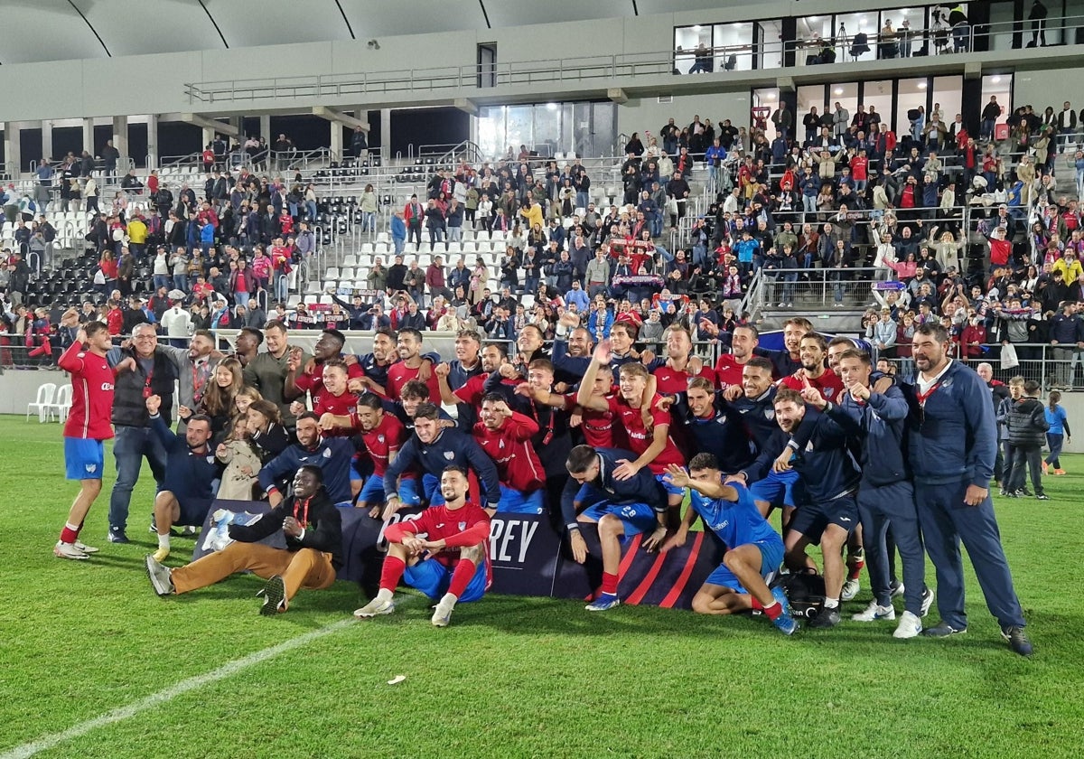 El Estepona celebra su triunfo frente al Málaga en la primera ronda de la Copa del Rey.