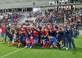 El Estepona celebra su triunfo frente al Málaga en la primera ronda de la Copa del Rey.