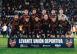 Los jugadores del Levante posan con la camiseta embarrada que rinde homenaje a las víctimas de la DANA.