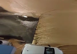 Rotura de una tubería en la calle Medina Azahara.