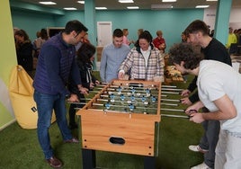 Varias personas juegan al futbolín en la presentación