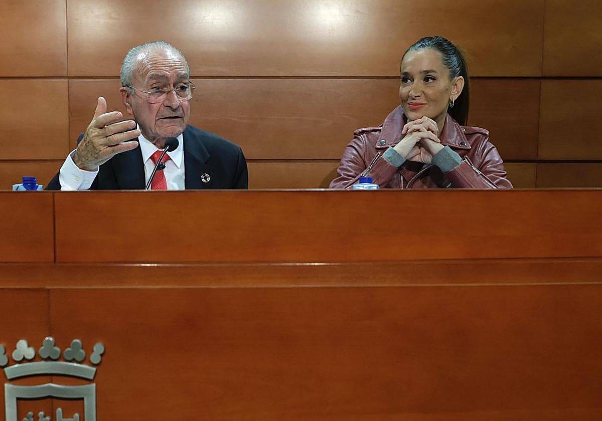 De la Torre y Pérez de Siles, durante las ruedas de prensa de todos los grupos municipales previas al pleno de este jueves.