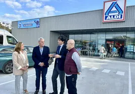 Autoridades, en la inauguración del nuevo establecimiento de Aldi en Torre del Mar.