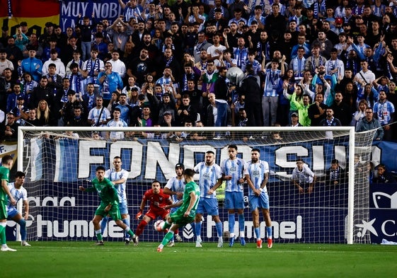 Andrés Martín, futbolista del Racing, bota una falta peligrosa en el partido en La Rosaleda.