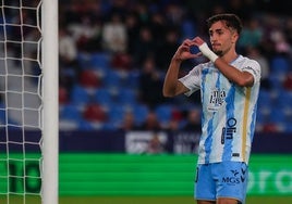 Larrubia, en la dedicatoria de su gol, el 1-1 en el partido.