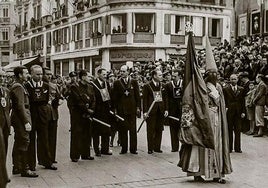 Enrique Navarro, en el centro, en la procesión del Resucitado en los años 40.