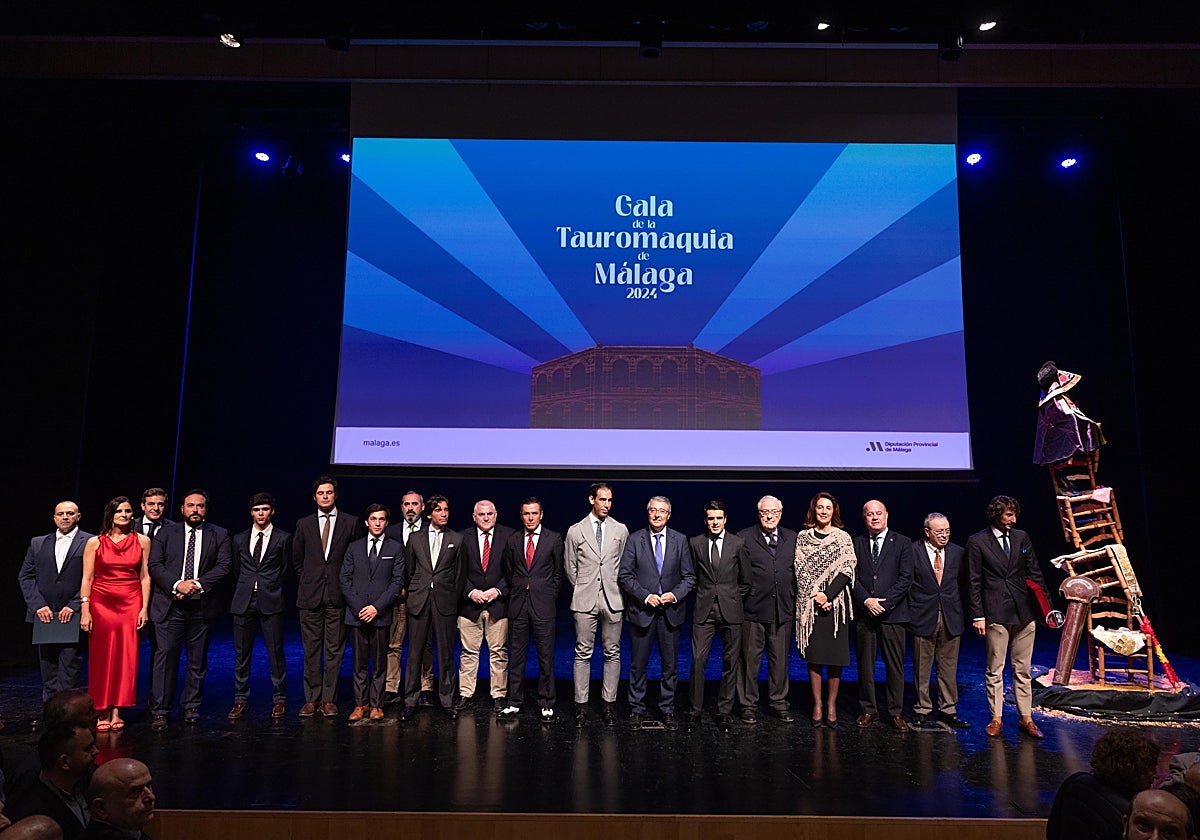 Foto de familia de los galardonados y las autoridades tras el acto.