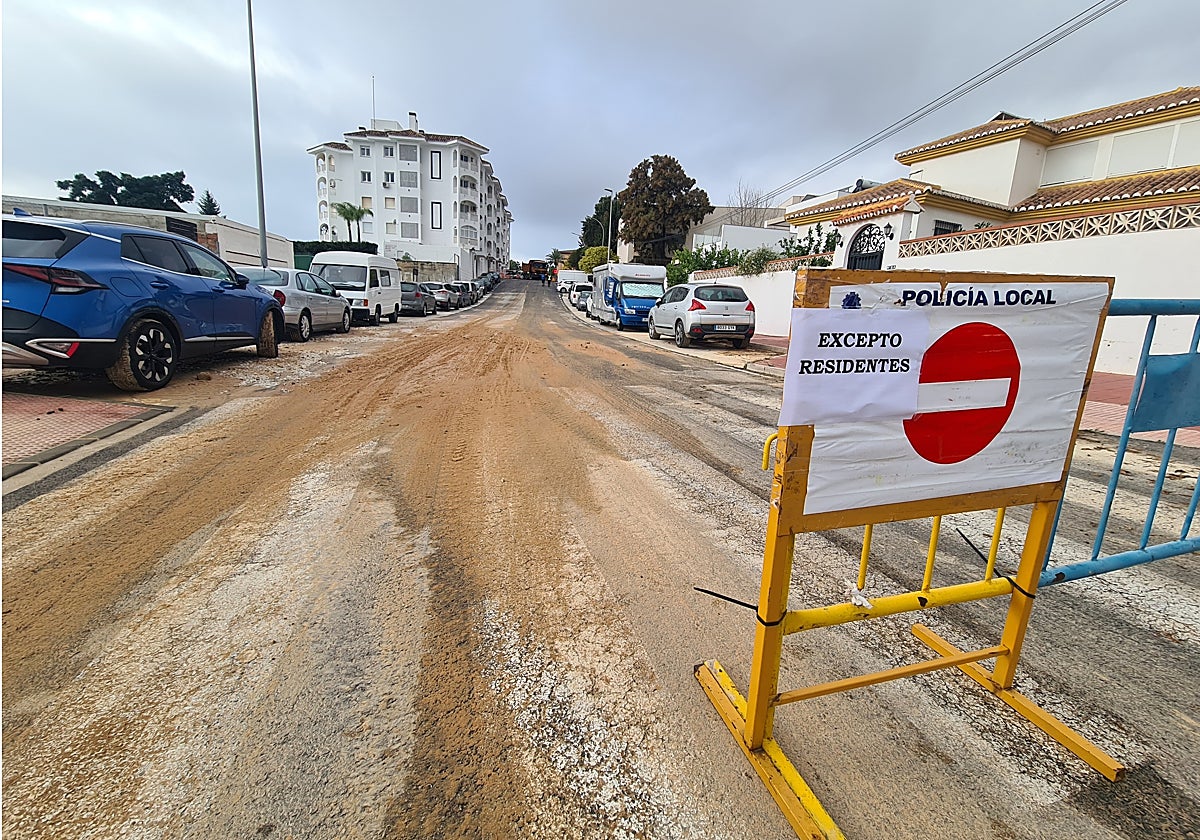 Tramo de la calle Medina Azahara cortado al tráfico.