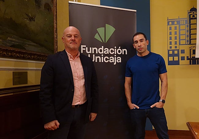 Francisco Cañadas, responsable de Literatura de Fundación Unicaja, con Marcos Vázquez, influencer de fitness.