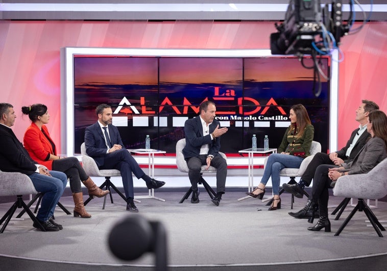 Los portavoces de los grupos políticos del Ayuntamiento debaten en 'La Alameda'.