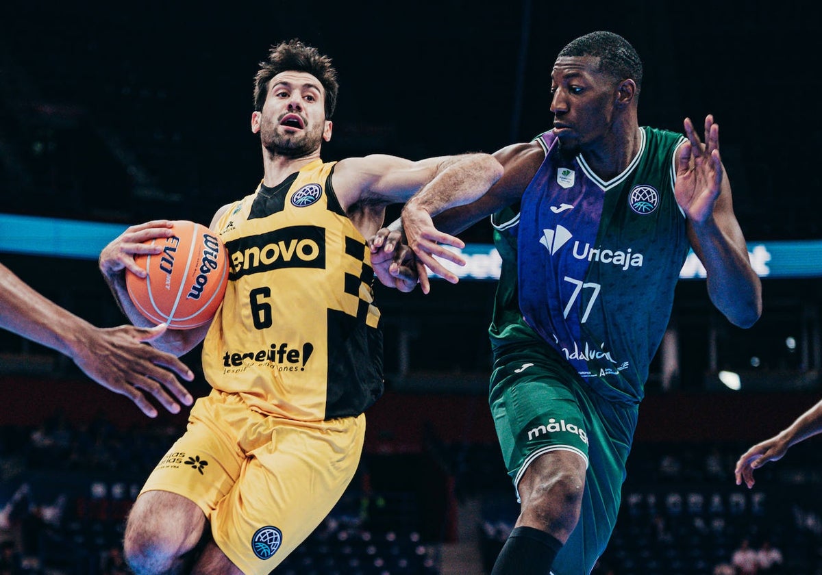 Fitipaldo trata de avanzar ante la defensa de Sima en el Tenerife-Unicaja de la final de la Champions.