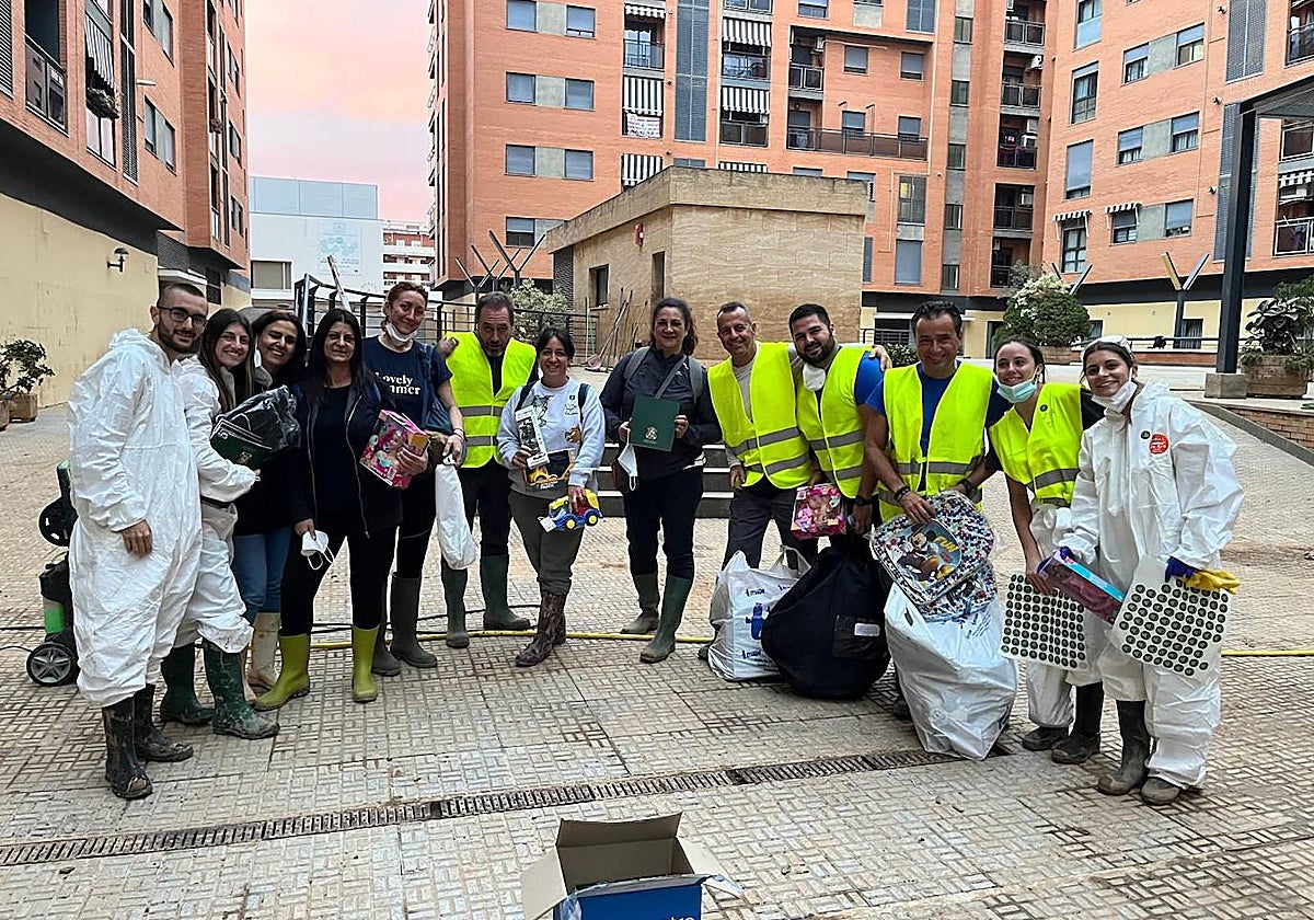 Los voluntarios malagueños, en una de sus anteriores entregas en Valencia, hace unas semanas.