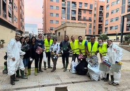 Los voluntarios malagueños, en una de sus anteriores entregas en Valencia, hace unas semanas.