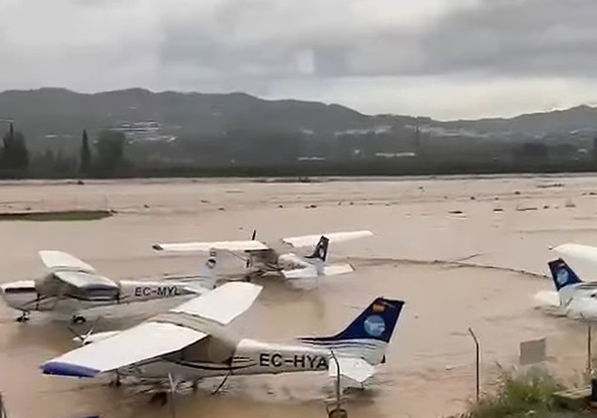 Imagen del estado en el que quedó el aeródromo tras el desbordamiento del río Benamargosa.