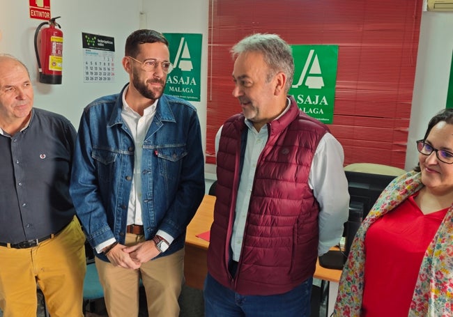 Dirigentes de las organizaciones agrarias, con el portavoz del PSOE en Vélez-Málaga.