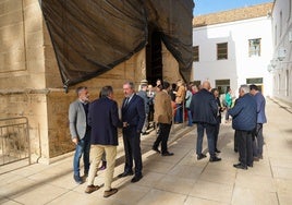 Juan Espadas y otros parlamentarios socialistas, en el exterior del salón de plenos tras abandonar la sesión.