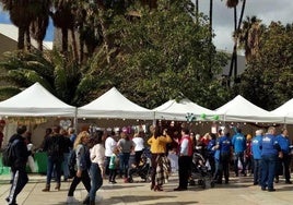 El mercadillo navideño de la agrupación Unidos contra el Cáncer vuelve a calle Alcazabilla.