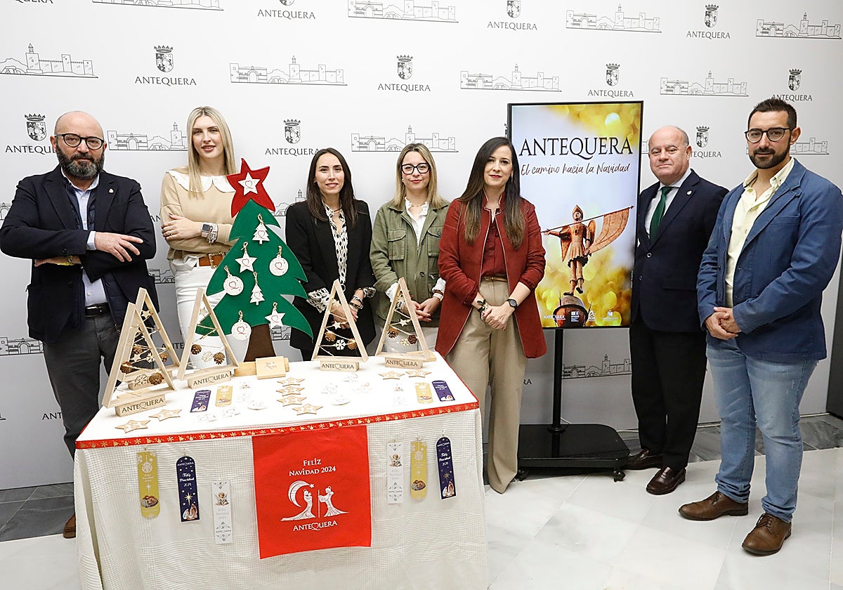 Representantes del Ayuntamiento y la asociación del comercio, presentando la campaña navideña de este 2024
