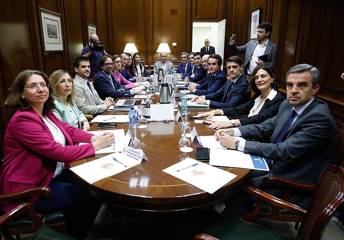 El Gobierno se reúne hoy con la Junta y los municipios de la Costa para estudiar bonificaciones en la autopista y el tren litoral