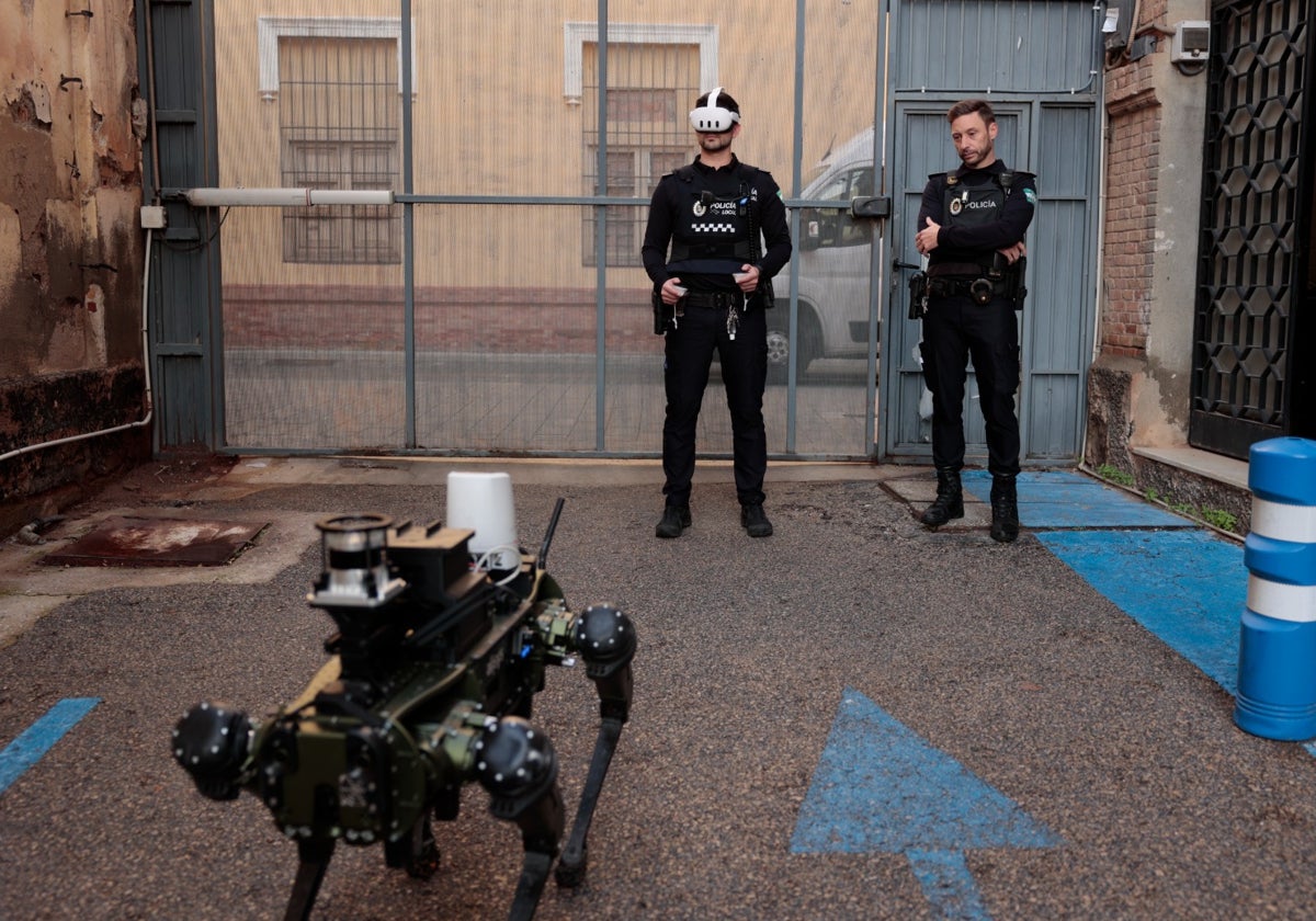 El perro robot de la Policía Local de Málaga se pone a prueba en un simulacro de emergencia y rescate