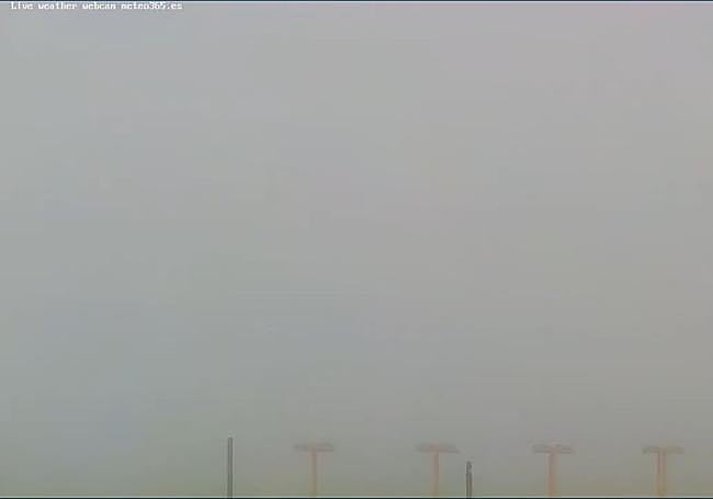 Vista del aeropuerto con la niebla.
