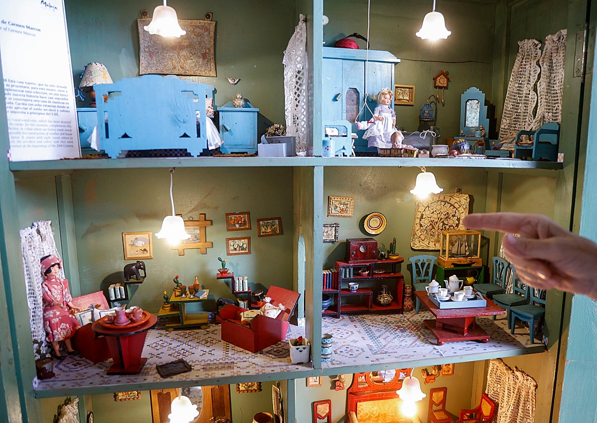 Imagen secundaria 1 - Casa malagueña típica del centro de la ciudad, casa de Carmen Marcos y casa granadina adaptada a un armario.