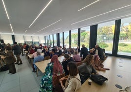 Asistentes al acto de inauguración en la nueva sala de estudios.