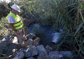 Imagen de los trabajos de recuperación de pozos en Perales, cerca del polígono Santa Teresa.