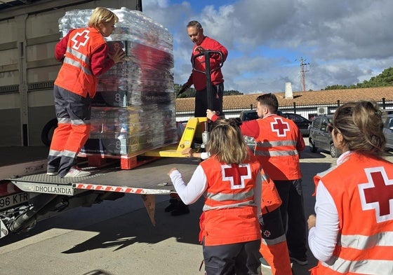 Se ha repartido agua con la colaboración de Cruz Roja.