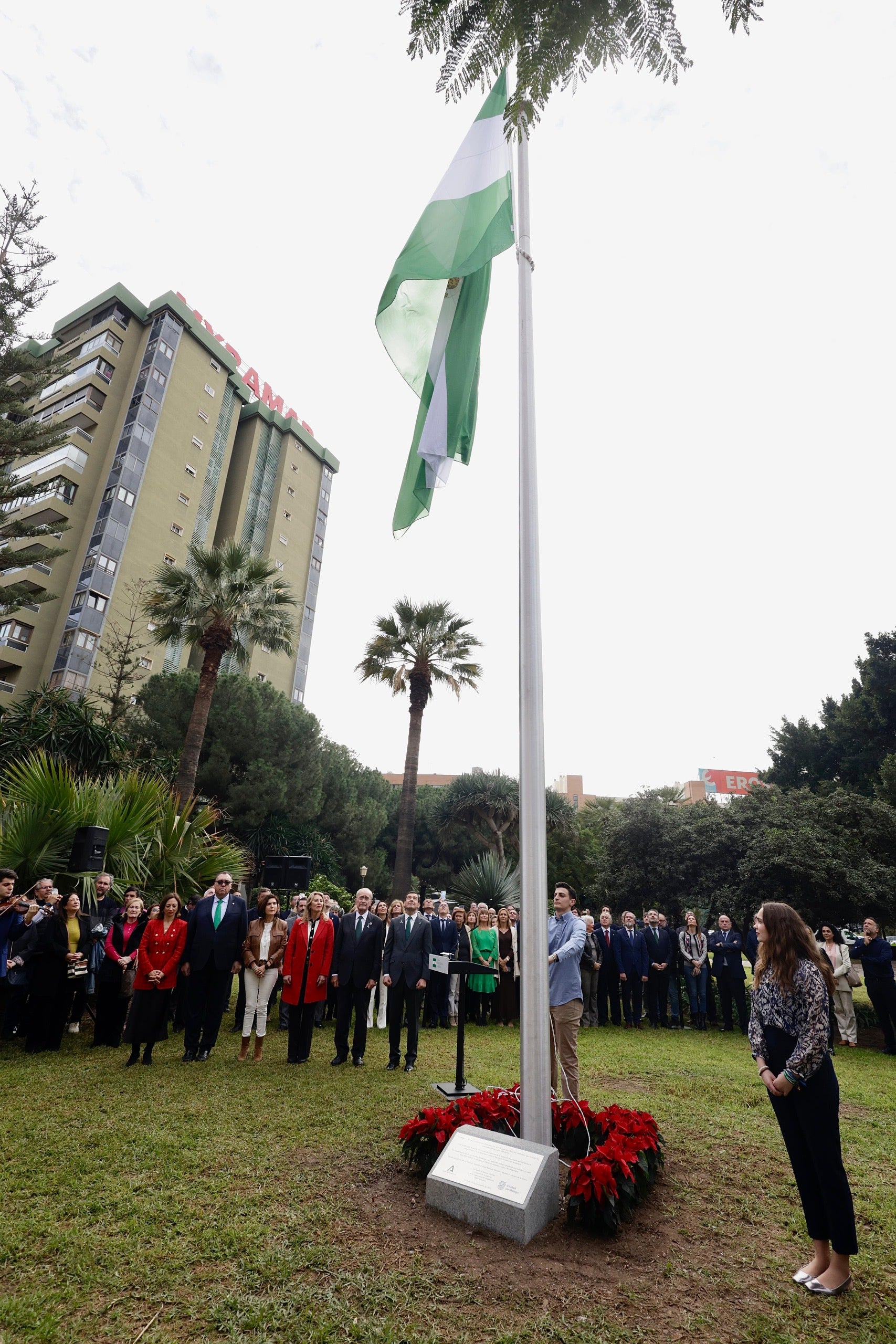 Izado de la bandera.