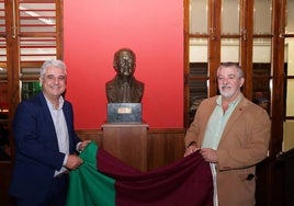 Ángel Sánchez Rosso y Juan Manuel Miñarro, junto al busto durante su inauguración.