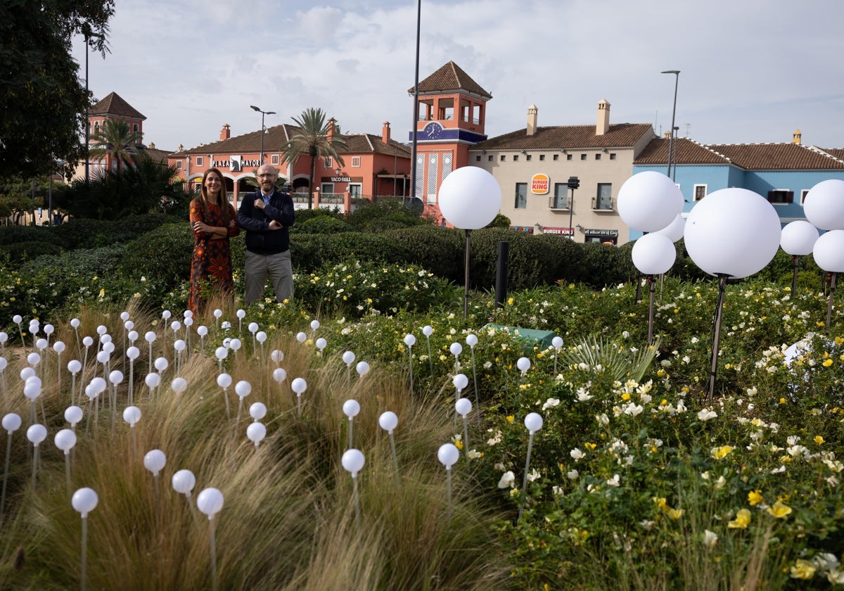 Rafael Perea y Marta Arana, en los jardines del centro.