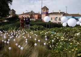 Rafael Perea y Marta Arana, en los jardines del centro.