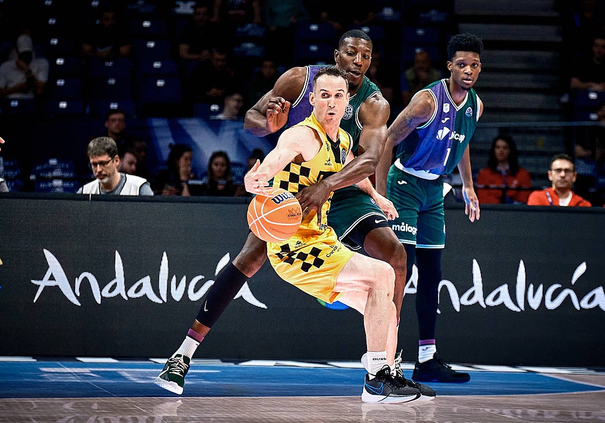 Sima presiona a Huertas durante la final de la Champions en Belgrado.