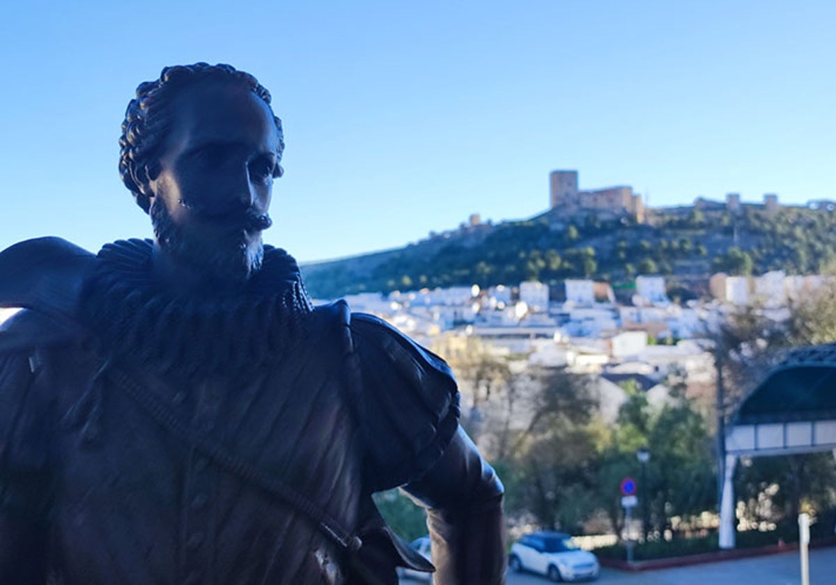 Estatua de Miguel de Cervantes en el municipio de Teba.