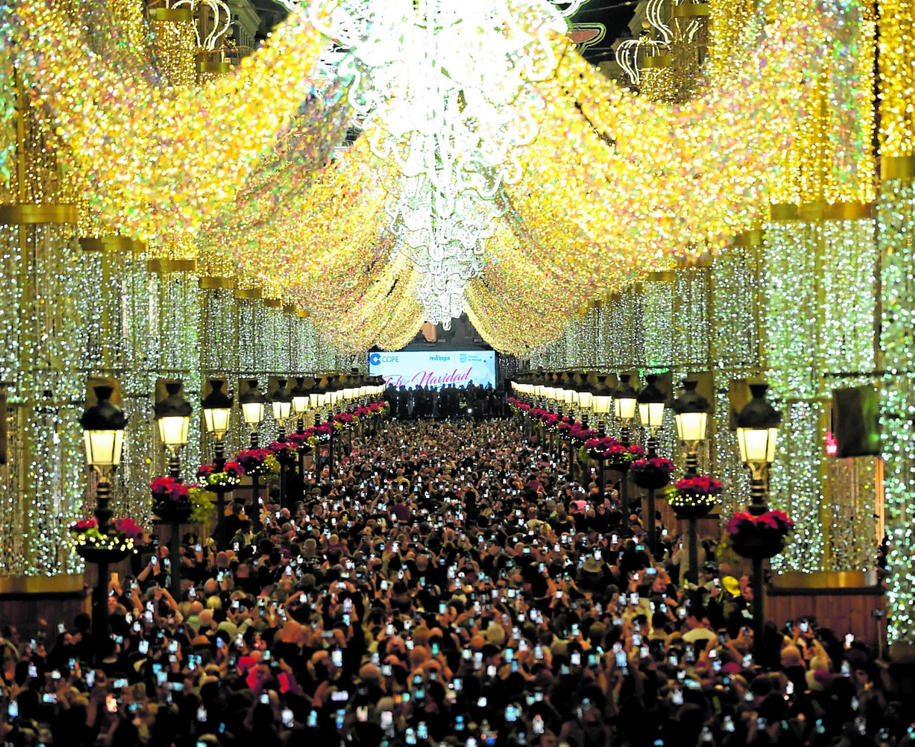 Miles de personas acudieron a la inauguración del espectáculo de las luces en la calle Larios. salvador salas