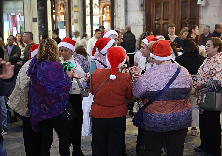 Muchos gorros de Papa Noel este sábado en la calle Larios.