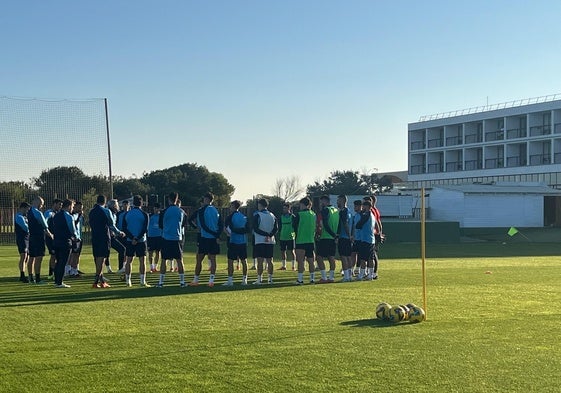 Los jugadores del Málaga, en un entrenamiento de estos días en el Parador de El Saler, en Valencia.