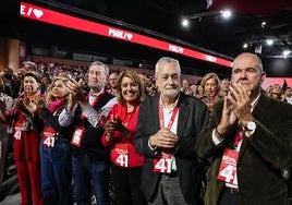 Chaves y Griñán (a la derecha) y Magdalena Álvarez (izquierda) reciben la ovación de los asistentes al congreso.