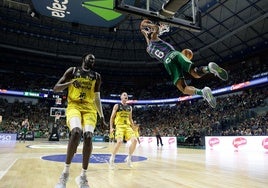 Kameron Taylor machaca ante la mirada de Huertas.