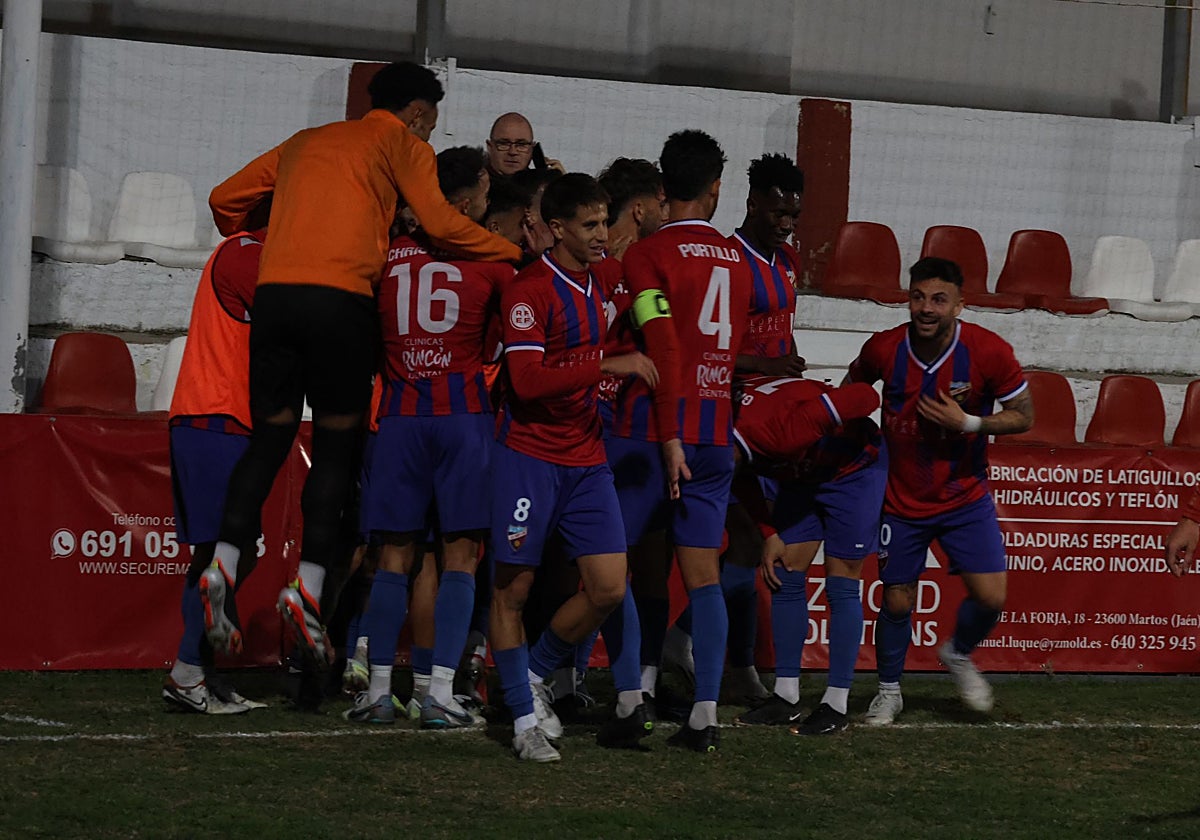 Los jugadores del Torre del Mar celebran el tanto de Pato.