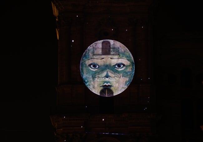 La luna fue una de las protagonista en la fachada de la Catedral.