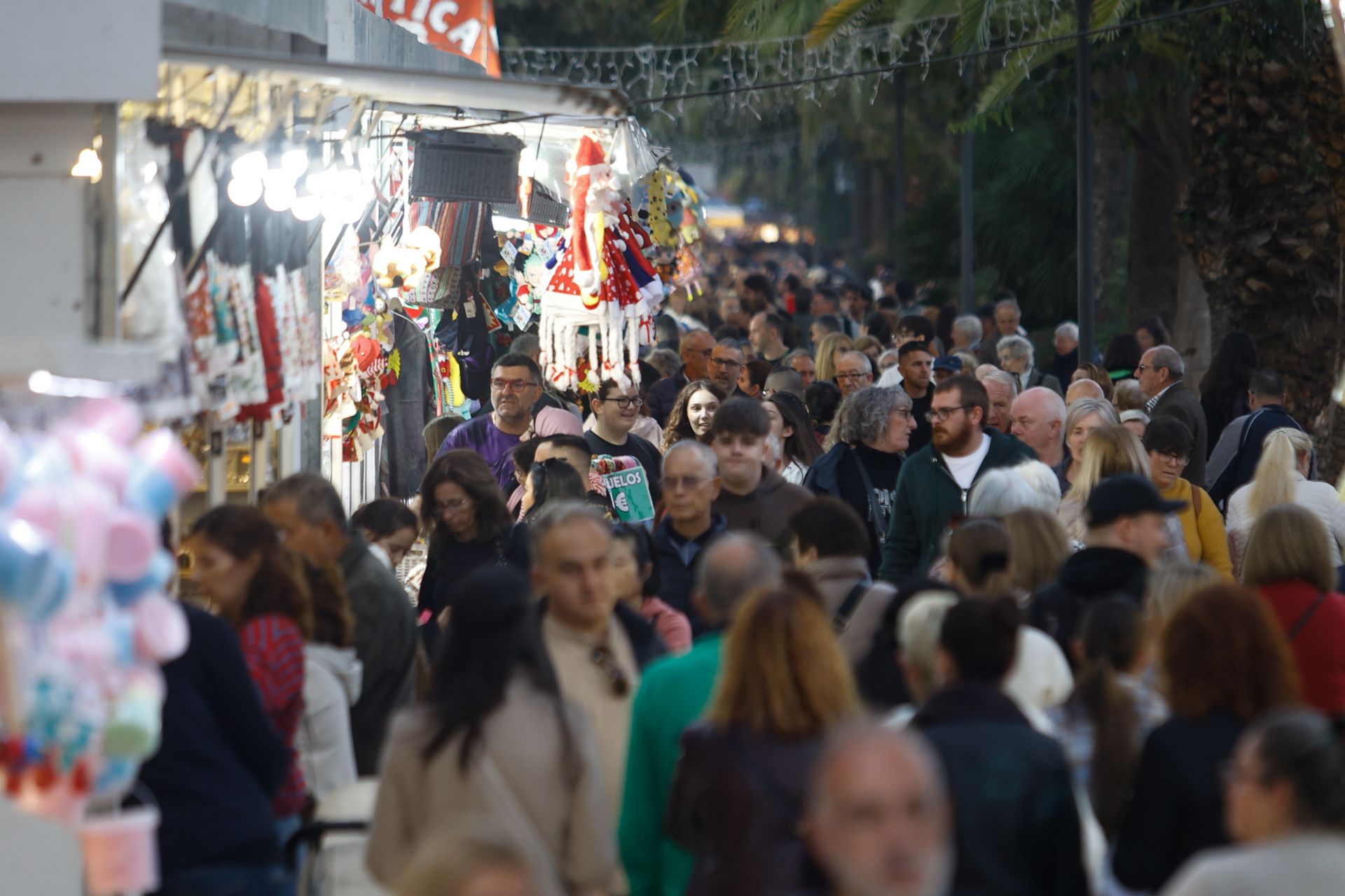 Los tradicionales puestos del Parque son otro de los atractivos de la Navidad en el Centro de Málaga