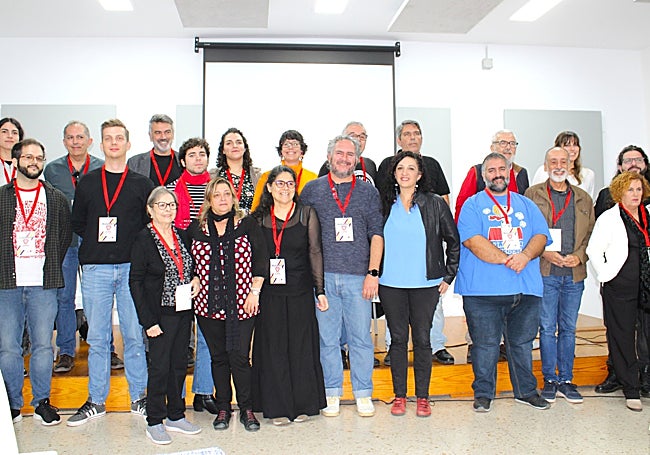 Campos con los miembros de la nueva dirección local de IU en la capital.