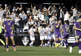 Álex Pastor y Nelson se lamentan del segundo gol encajado, mientras el Castellón lo celebra.