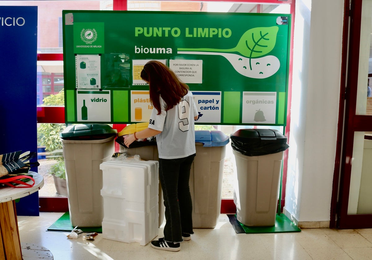 Alumna haciendo uso del punto de reciclaje de la Facultad de Ciencias de la Comunicación.