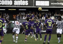 Luismi cabecea el balón durante el partido de Castellón.