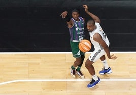 Perry lanza ante Ibaka en la final de la Supercopa contra el Madrid.