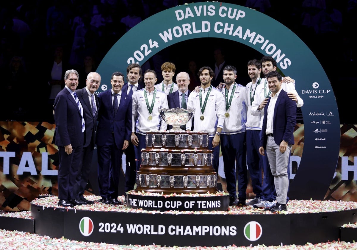 Autoridades locales y de la ITF y el equipo italian campeón, hace unos días, en el Martín Carpena junto a la Ensaladera.